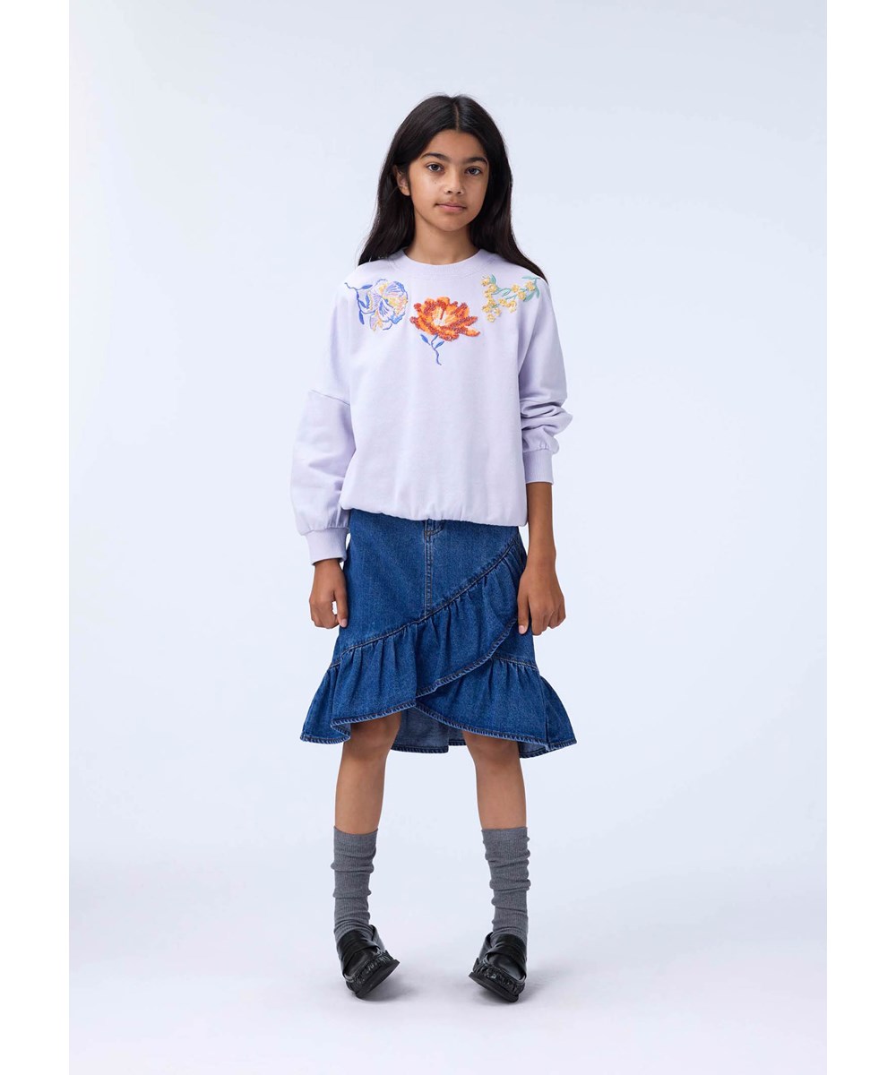 Marika - Thistle - Lichtpaarse kindersweater gemaakt van biologisch katoen met geborduurde bloemen en pailletten.