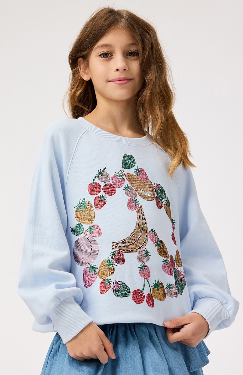 Marilee - Glitter Fruits - Lichtblauwe kindersweater van zacht biologisch katoen met splitjes en ribboord rond de hals, mouwen en onderkant.