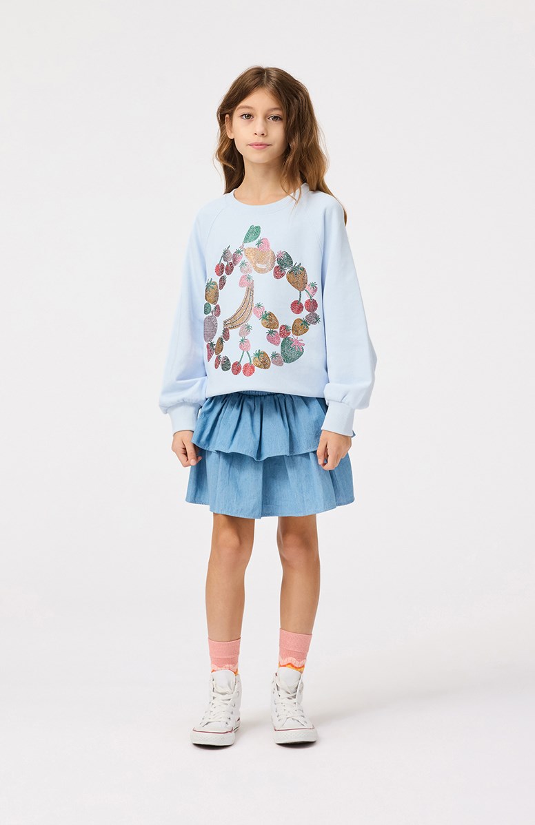 Marilee - Glitter Fruits - Lichtblauwe kindersweater van zacht biologisch katoen met splitjes en ribboord rond de hals, mouwen en onderkant.