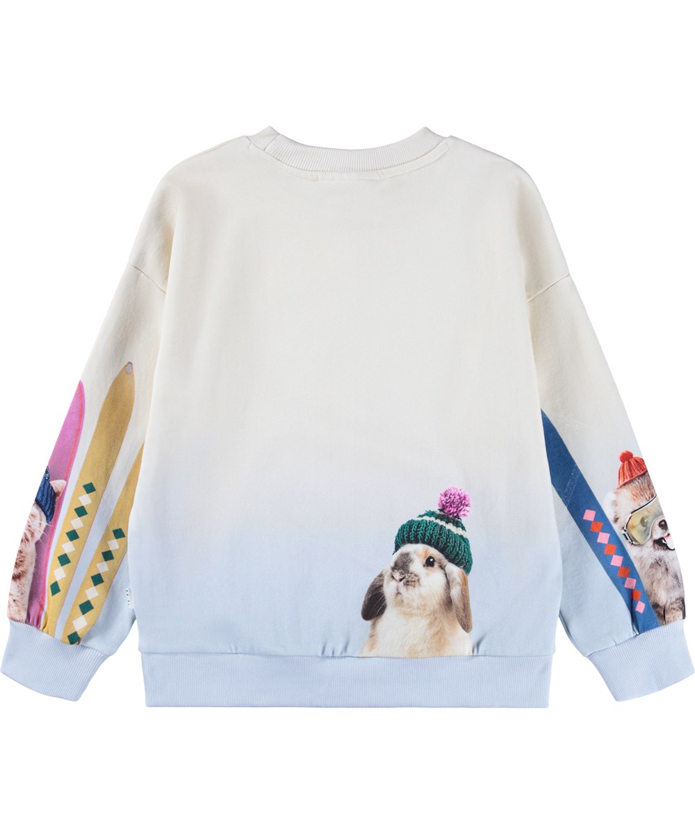 Maxi - Going Skiing - Lichtblauwe kindersweater gemaakt van biologisch katoen met een print van dieren op een skitrip.