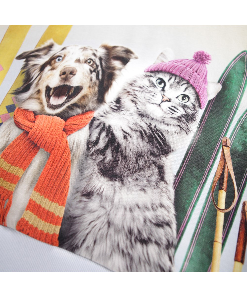 Maxi - Going Skiing - Lichtblauwe kindersweater gemaakt van biologisch katoen met een print van dieren op een skitrip.