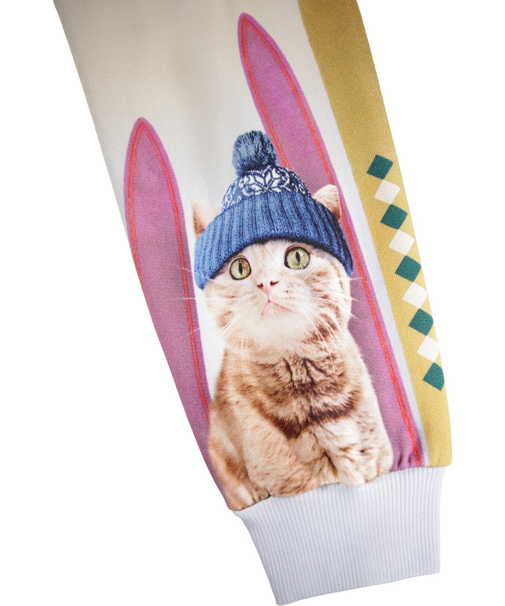 Maxi - Going Skiing - Lichtblauwe kindersweater gemaakt van biologisch katoen met een print van dieren op een skitrip.