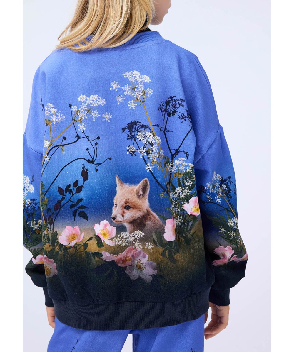 Maxi - Magic Moonrise - Blauwe kindersweater gemaakt van biologisch katoen met een print van de natuur in het maanlicht.