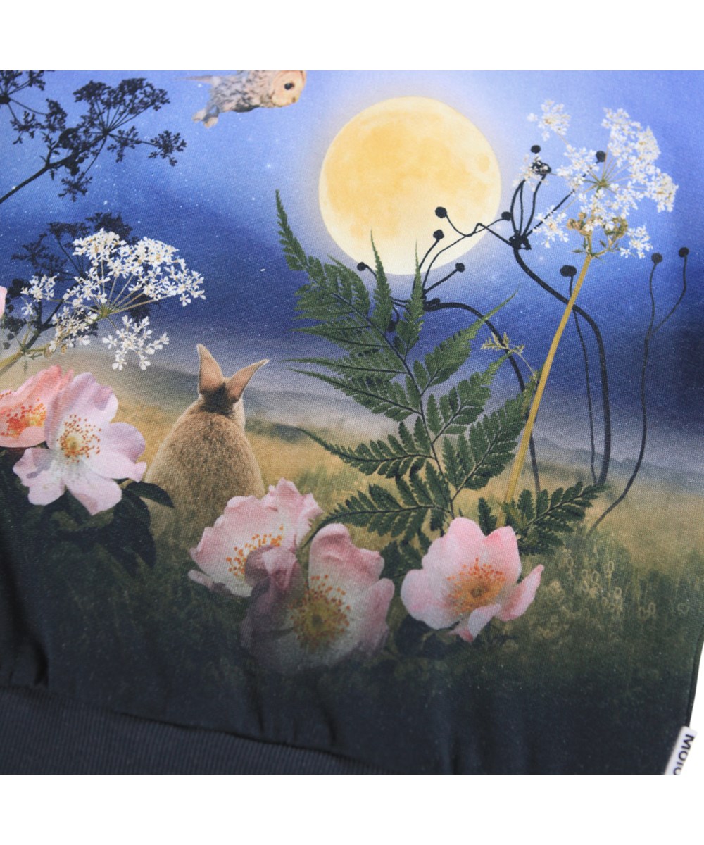 Maxi - Magic Moonrise - Blauwe kindersweater gemaakt van biologisch katoen met een print van de natuur in het maanlicht.