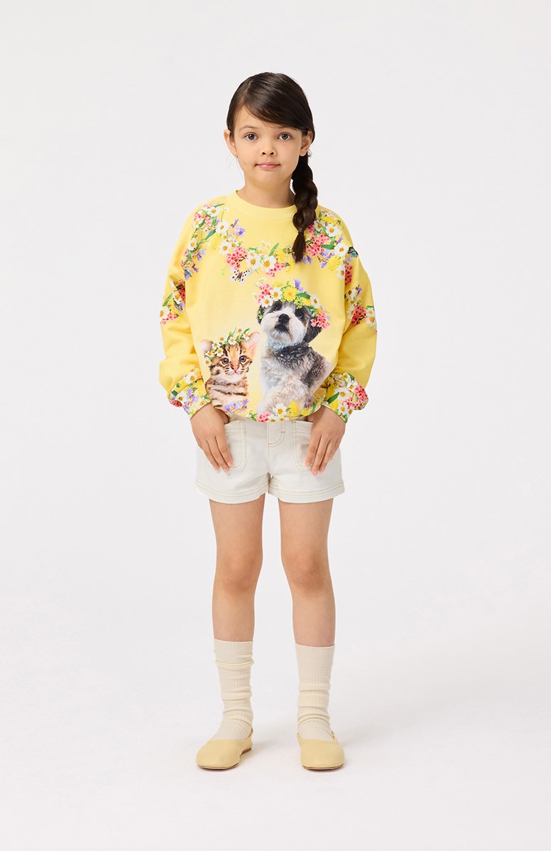 Maxi - Sweet Maggie - Gele kindersweater van zacht bioloigsch katoen met print en ribboord rond de hals, mouwen en onderkant.