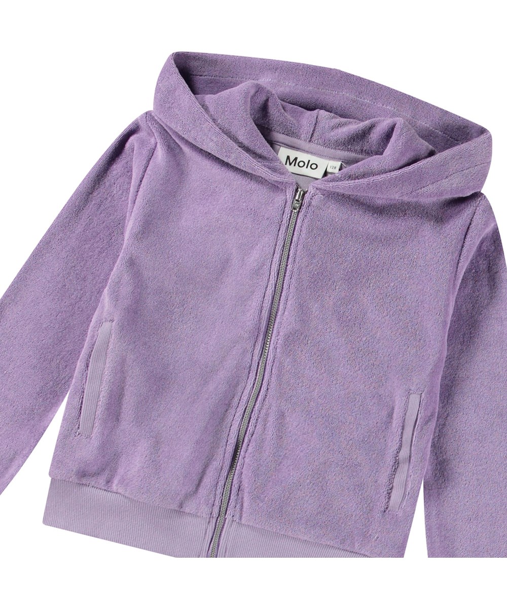 Milla - Violaceous - Paarse kindervest met capuchon van zacht fluweel met ribboord rond de mouwen en onderkant.