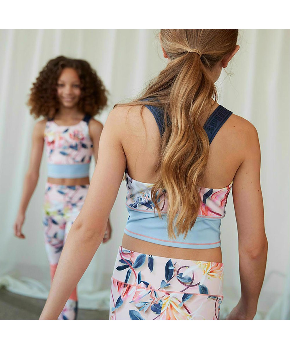 Oliva - Motion Flower - Lichtroze sporttop met bloemenprint