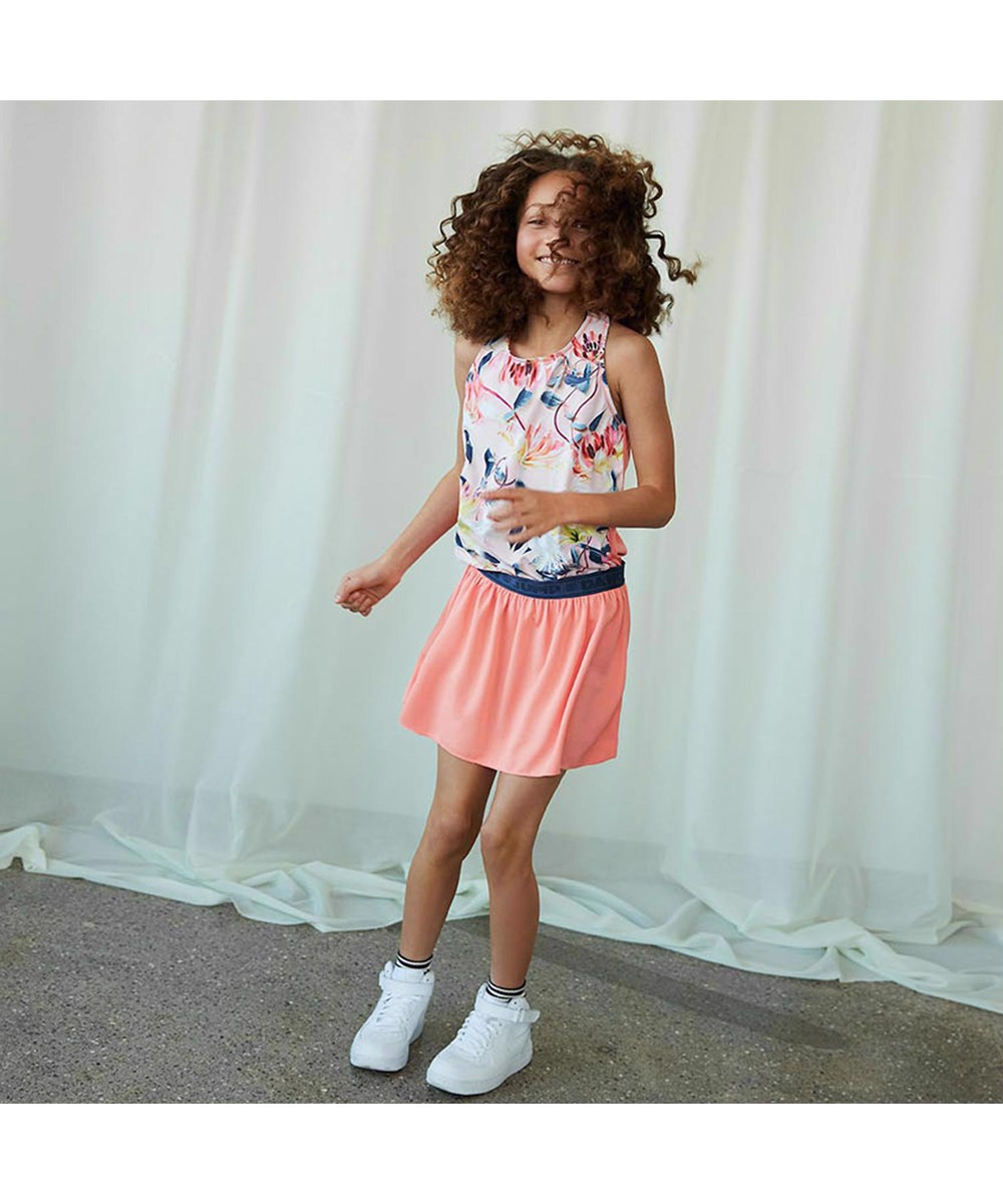 Oriana - Motion Flower - Lichtroze sporttop met bloemenprint