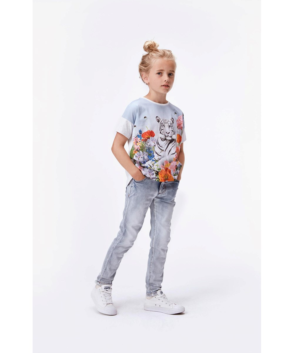 Raeesa - Flower Tiger - Biologische t-shirt met tijger en bloemen