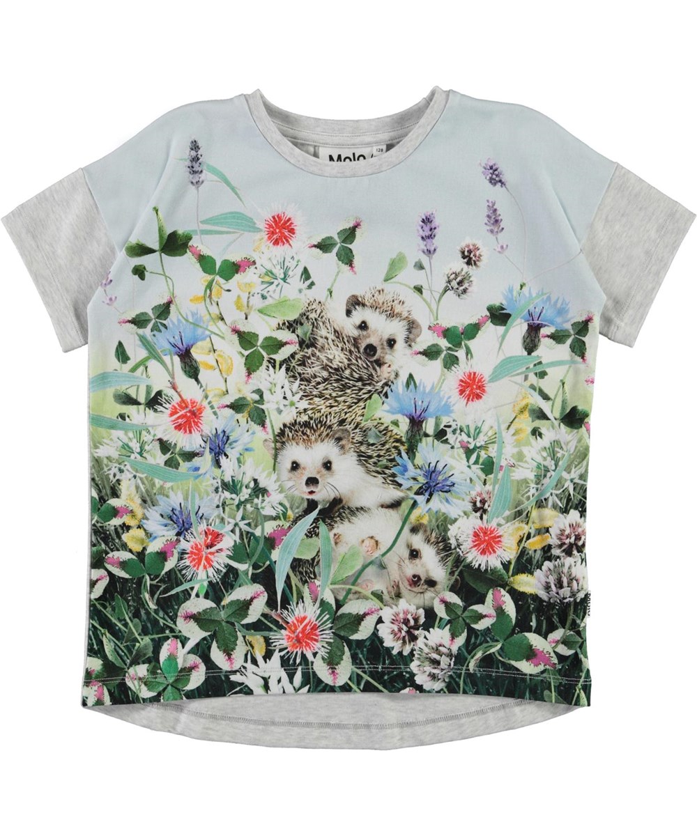 Raeesa - Hedgehogs - Lichtblauwe biologische t-shirt met een print van egels en bloemen