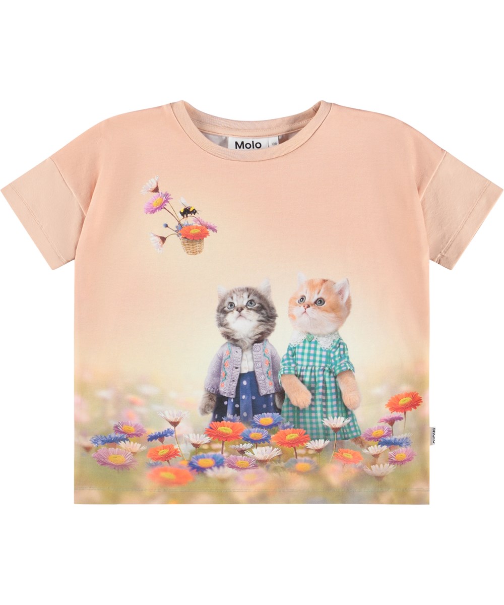 Raeesa - Vintage Kittens - Lichtoranje kinder t-shirt gemaakt van zacht biologisch katoen met een kattenprint en een ronde hals in een ruimvallende pasvorm. Het is langer aan de achterkant dan aan de voorkant.