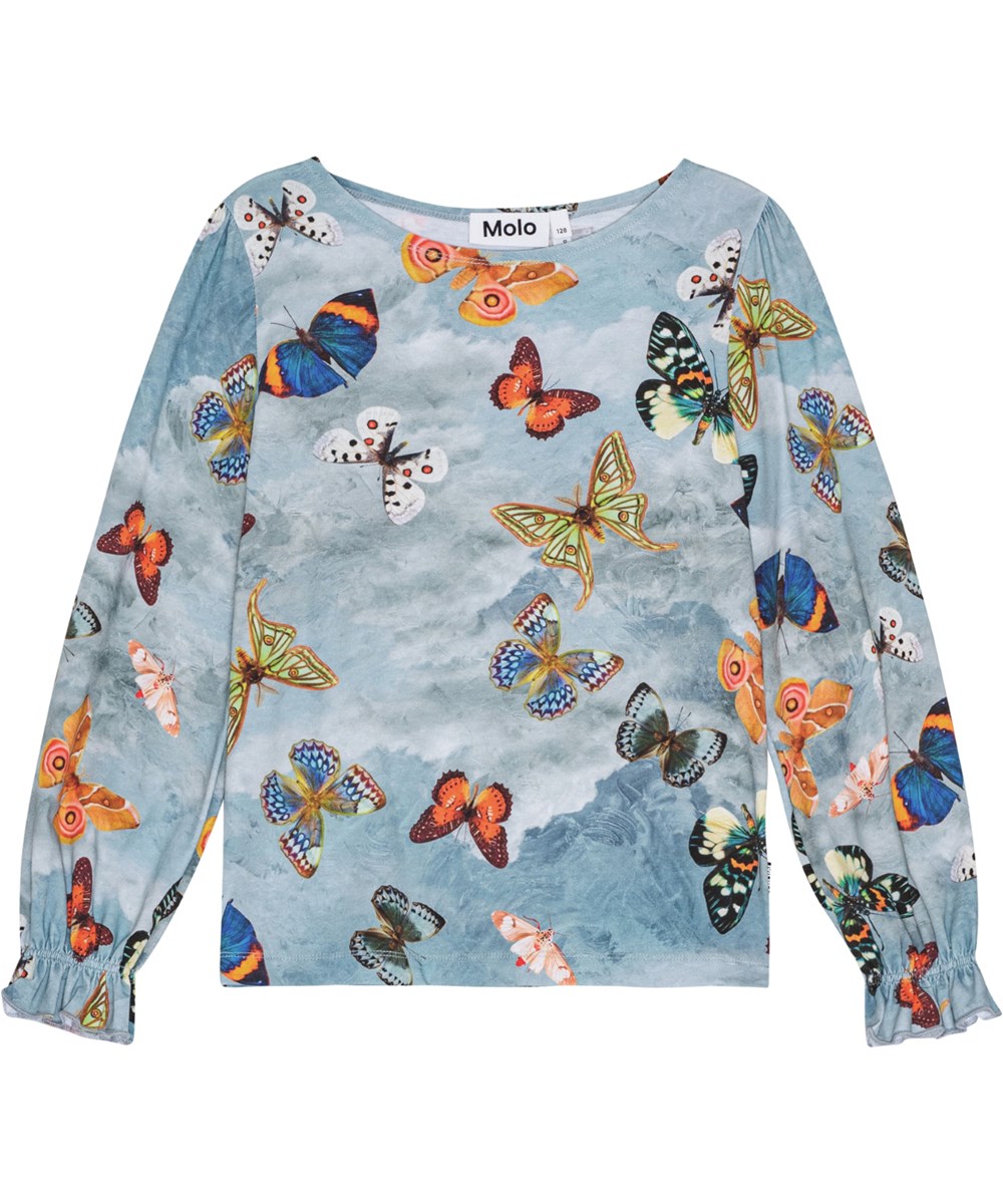 Raina - Les Papillons - Blauwe biologisch katoenen shirt met kleurrijke vlinderprint en geplooide mouwen.