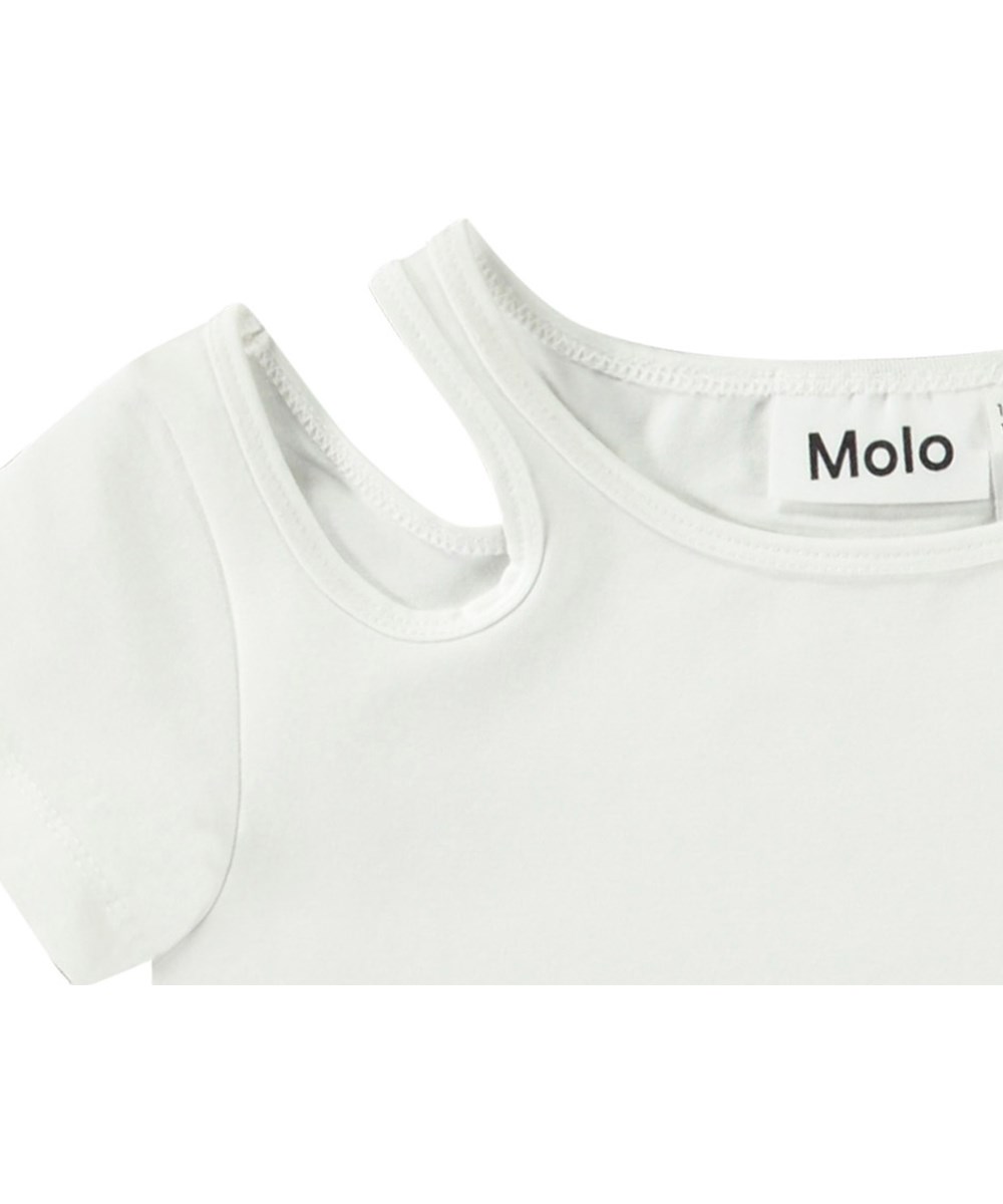 Raja - Crisp White - Aansluitende wit t-shirt van biologisch katoen met ronde hals en opengewerkte rechterschouder.