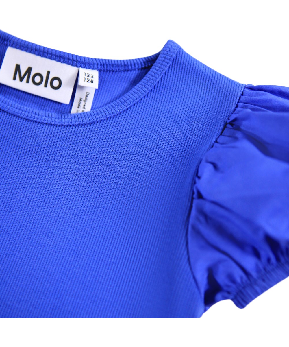 Raluca - Violet Blue - Blauw aansluitend kinder t-shirt gemaakt van zachte biologische katoenen ribstof met een ronde hals en pofmouwen.