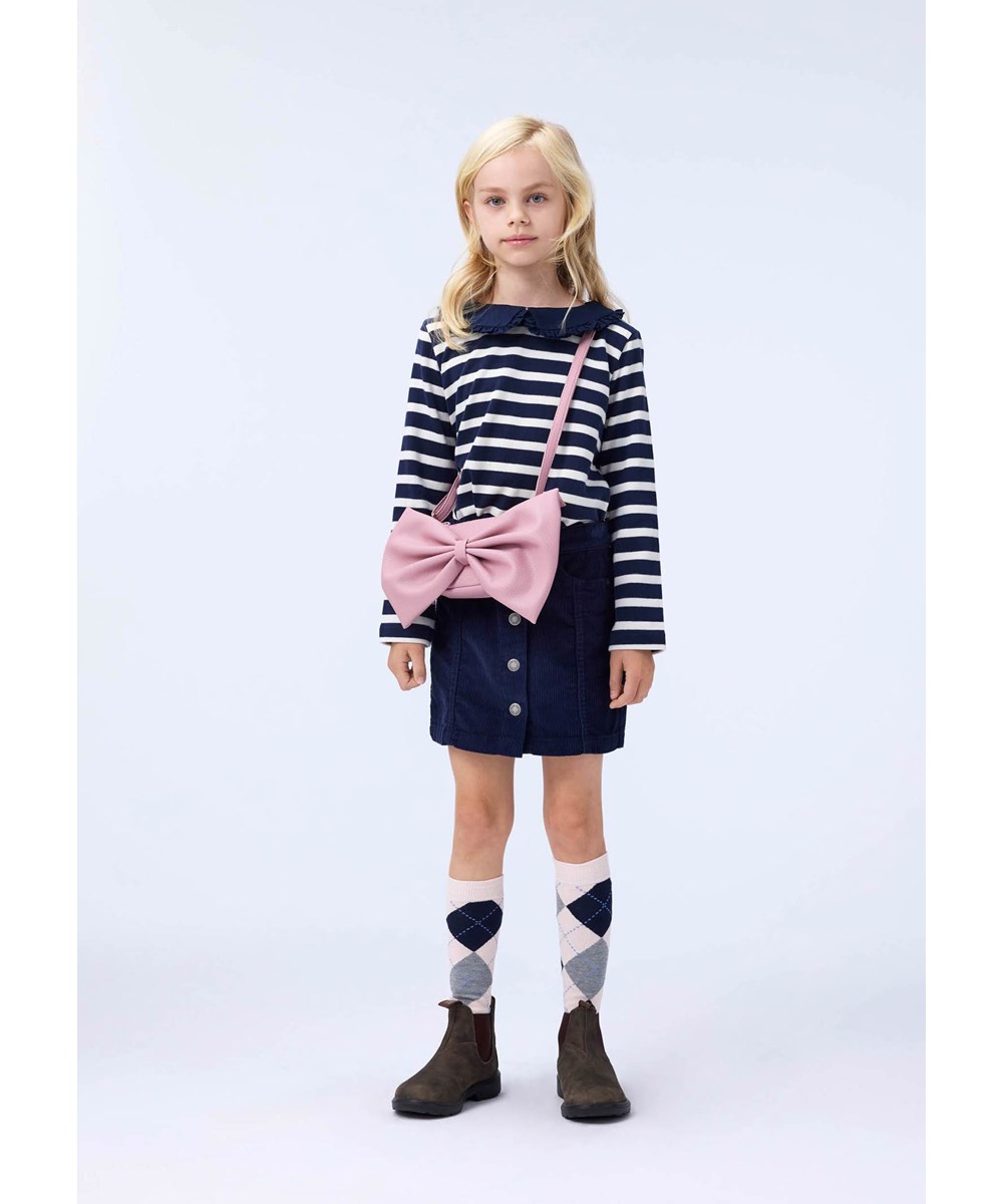 Rama - Blue Cream - Blauw-wit gestreepte longsleeve voor kinderen gemaakt van zachte viscose katoen met een kraag die aan de achterkant van de nek met een knoop sluit.