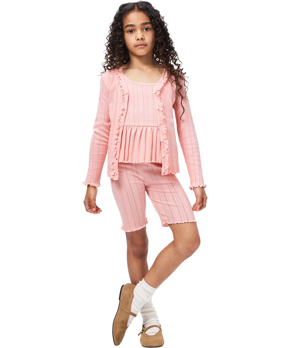 Ramsi - Peach Bud - Perzikkleurig vest van zachte, fijngebreide katoenen jersey met een subtiel ajourpatroon en ruches, voor kinderen