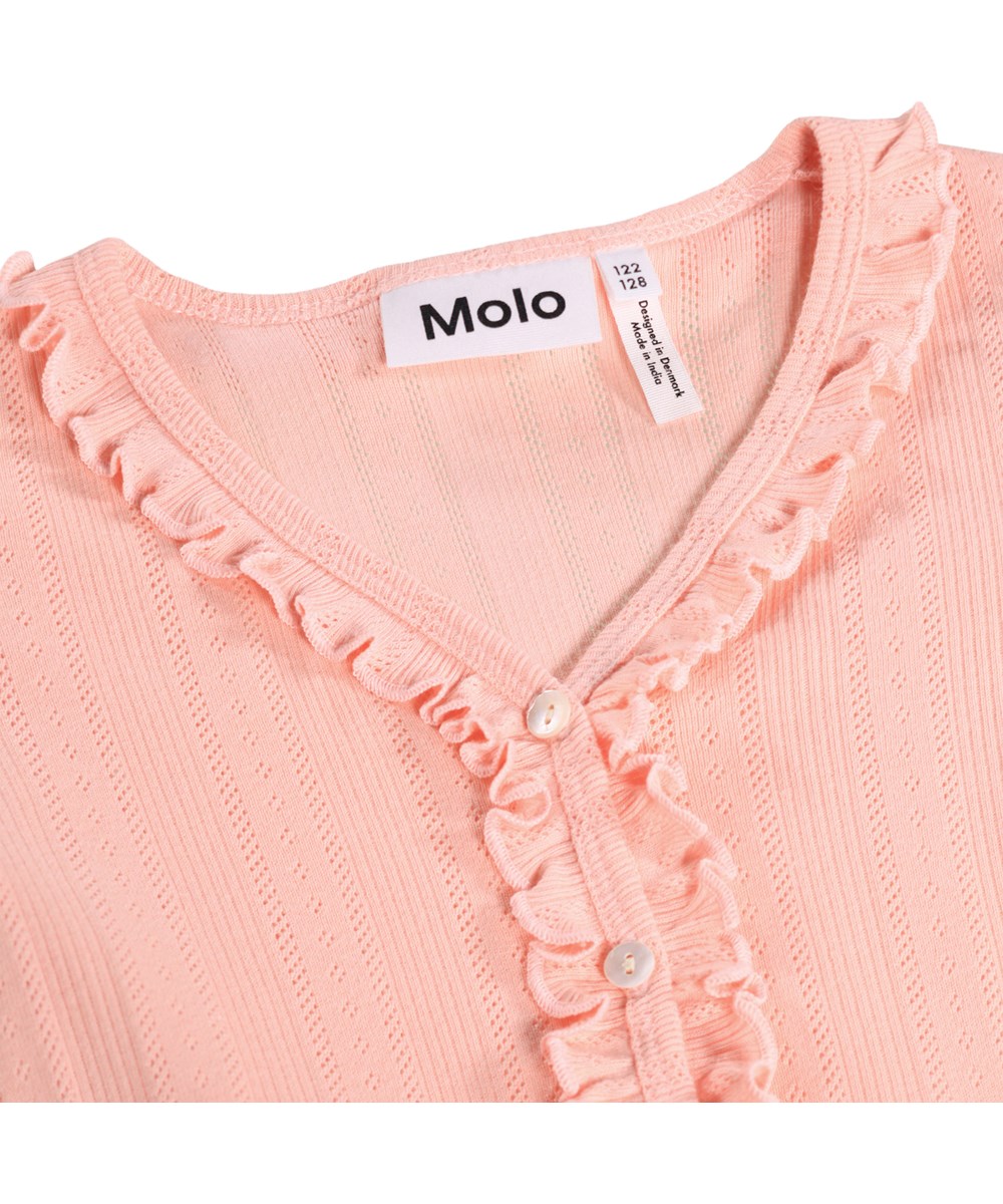 Ramsi - Peach Bud - Perzikkleurig vest van zachte, fijngebreide katoenen jersey met een subtiel ajourpatroon en ruches, voor kinderen