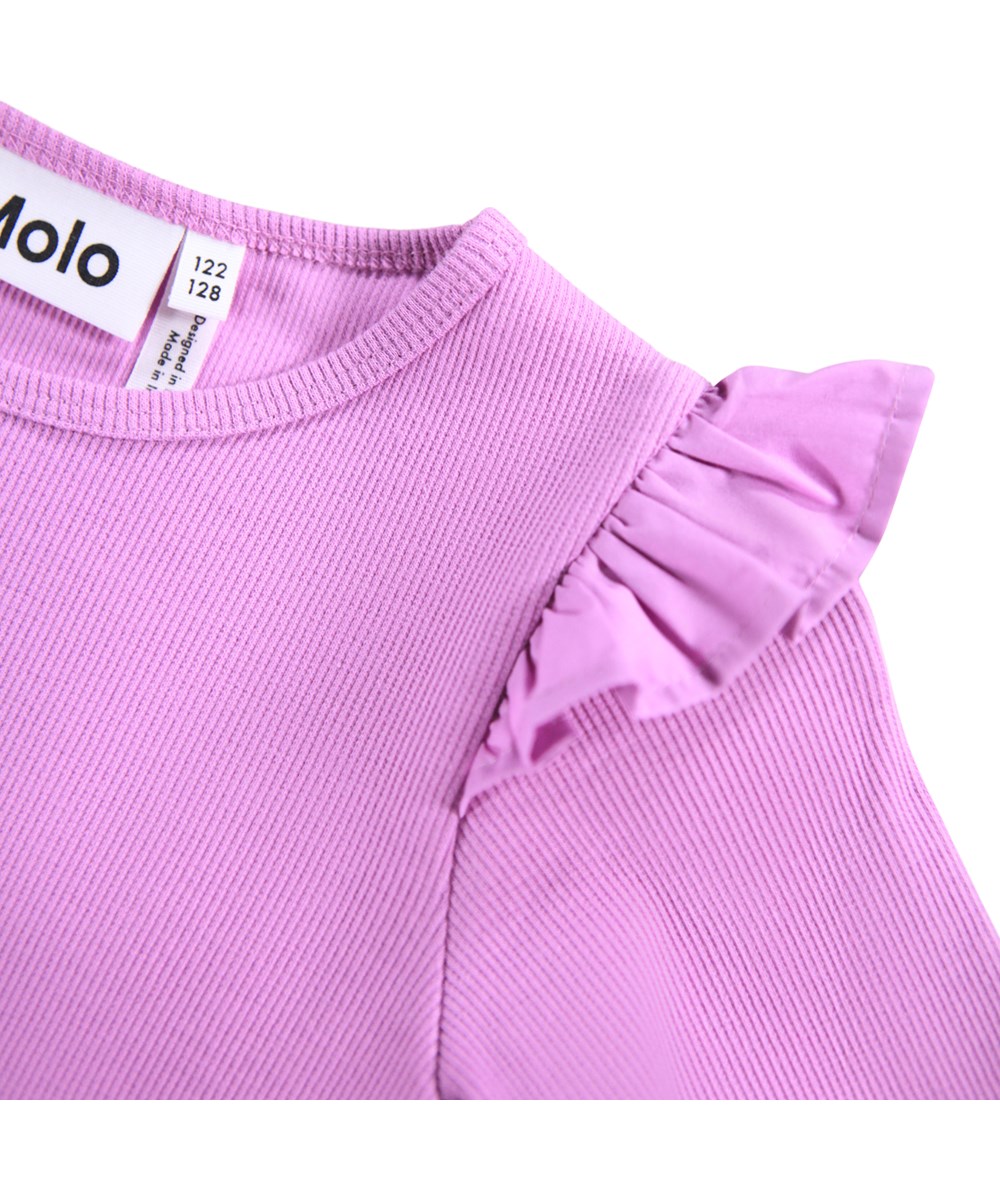 Rasmine - Purple Ray - Paarse aansluitende longsleeve voor kinderen gemaakt van zacht biologisch katoenen ribstof met een ronde hals en ruches op de schouder.