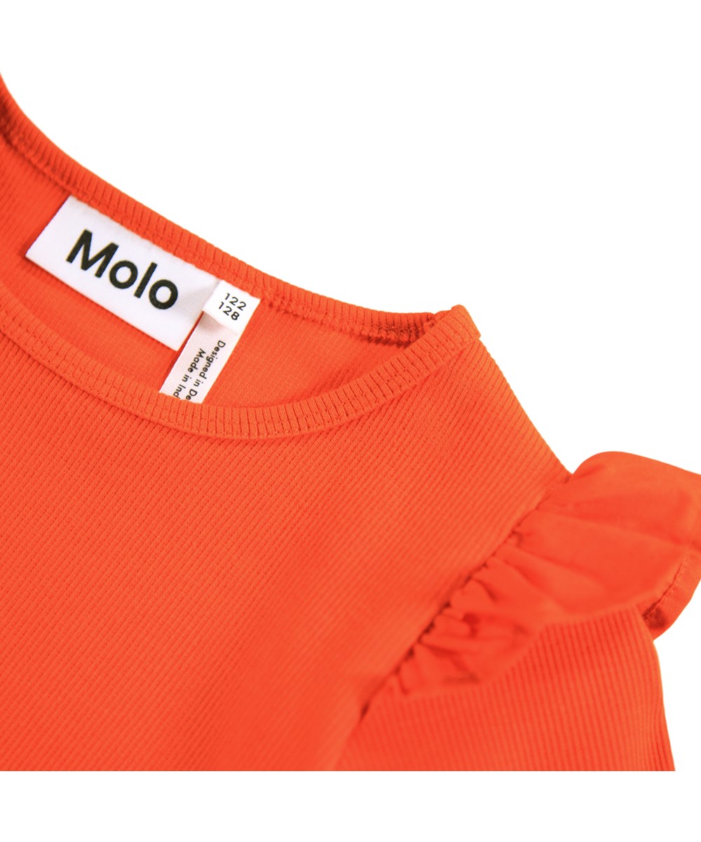 Rasmine - Rising Sun - Rode aansluitende longsleeve voor kinderen gemaakt van zacht biologisch katoenen ribstof met een ronde hals en ruches op de schouder.