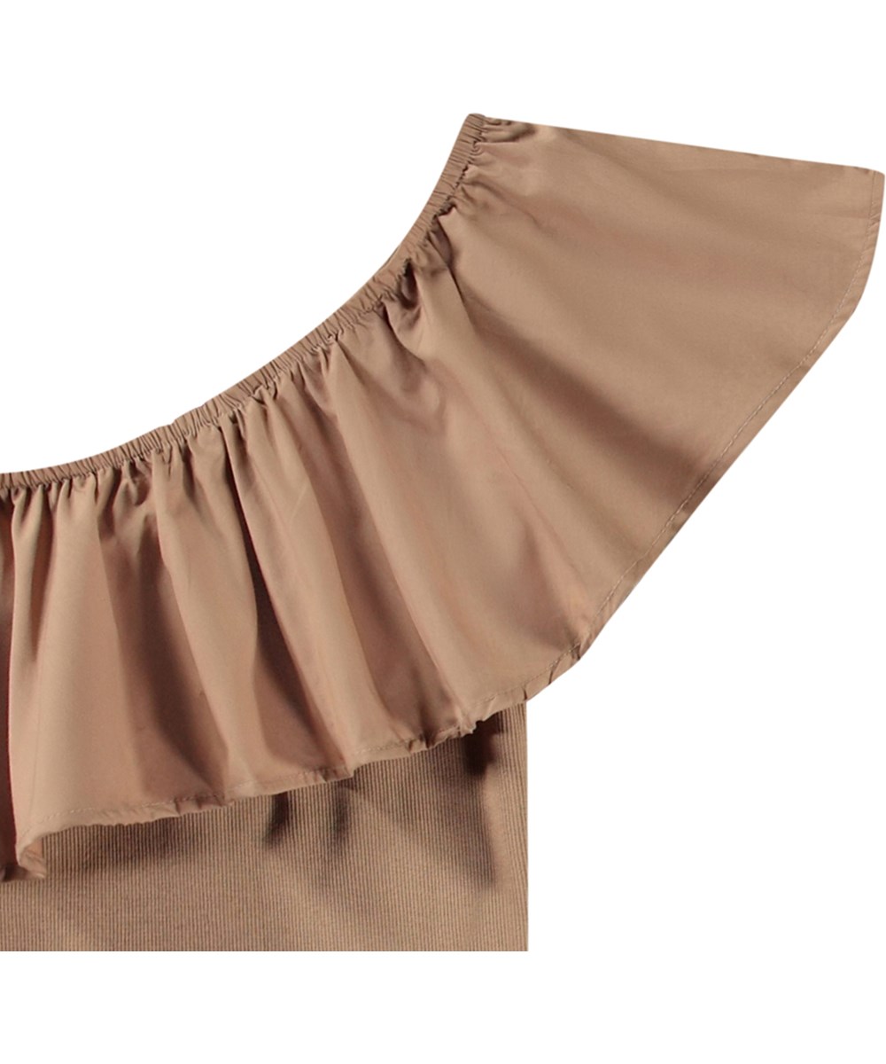 Rebecca - Sandalwood - Bruine one shoulder kindertop van elastisch biologisch katoen