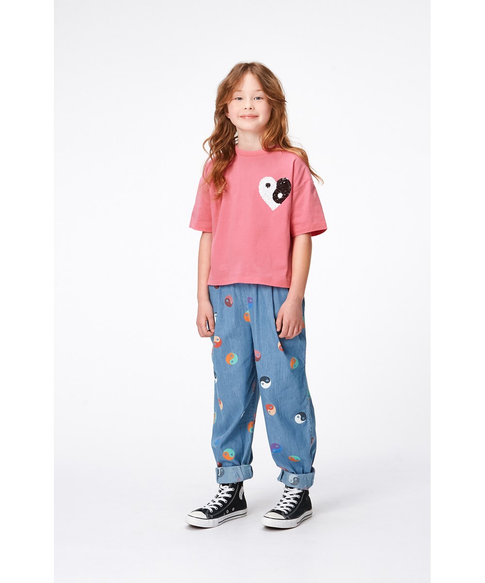 Reinette - Confetti - Korte roze t-shirt van 100% biologisch katoen met een geborduurde hart van pailletten in zwart en wit