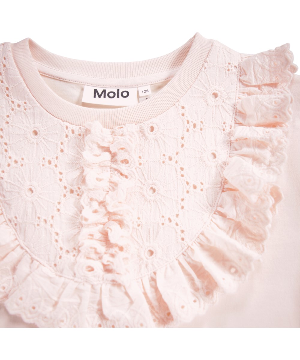 Rena - Rose Hips - Roze longsleeve voor kinderen gemaakt van zacht biologisch katoen met een ronde hals en een geschulpte zoom en borduurwerk.