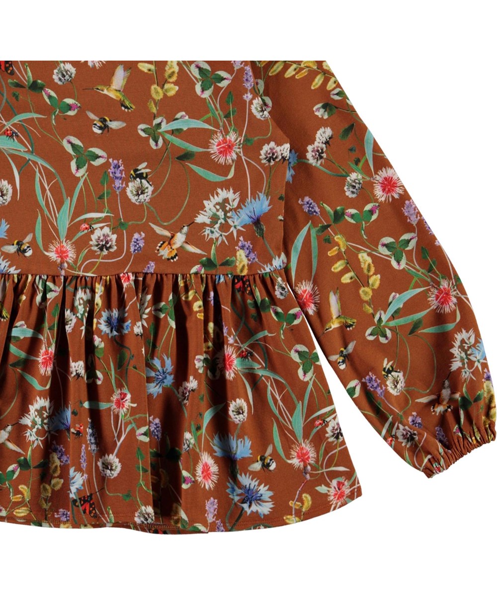 Renae - Wildflowers - Bruine biologische shirt met bloemen