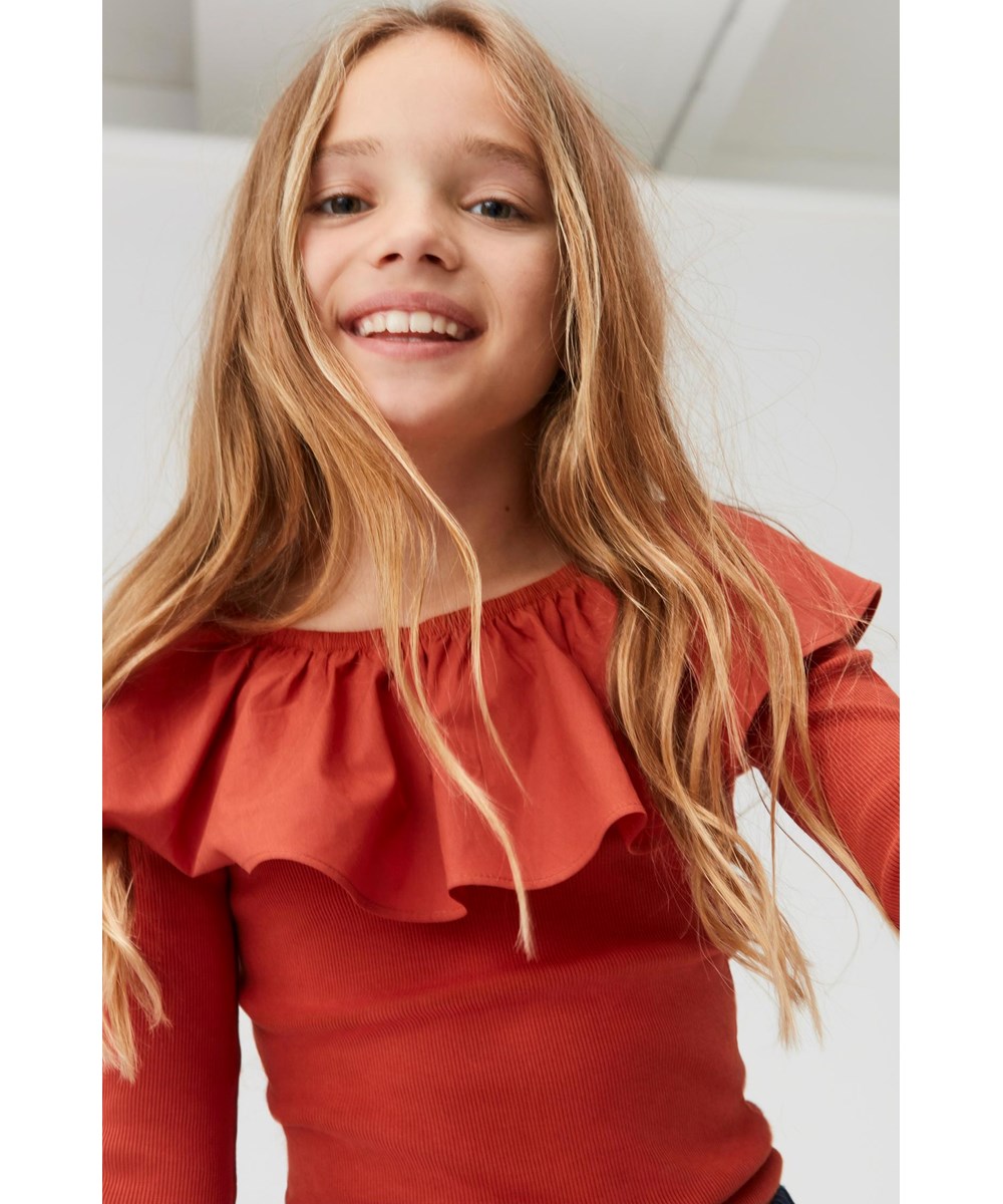 Renate - Burnt Brick - Rode biologische shirt met ruches rond de schouders