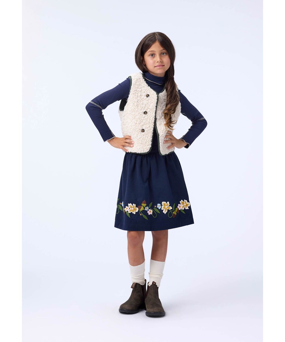 Rennie - Galaxy Blue - Donkerblauwe longsleeve voor kinderen gemaakt van elastische zacht viscose ribkatoen in een aansluitende pasvorm met een col, onbewerkte boorden en zichtbare crèmekleurige stiksels.