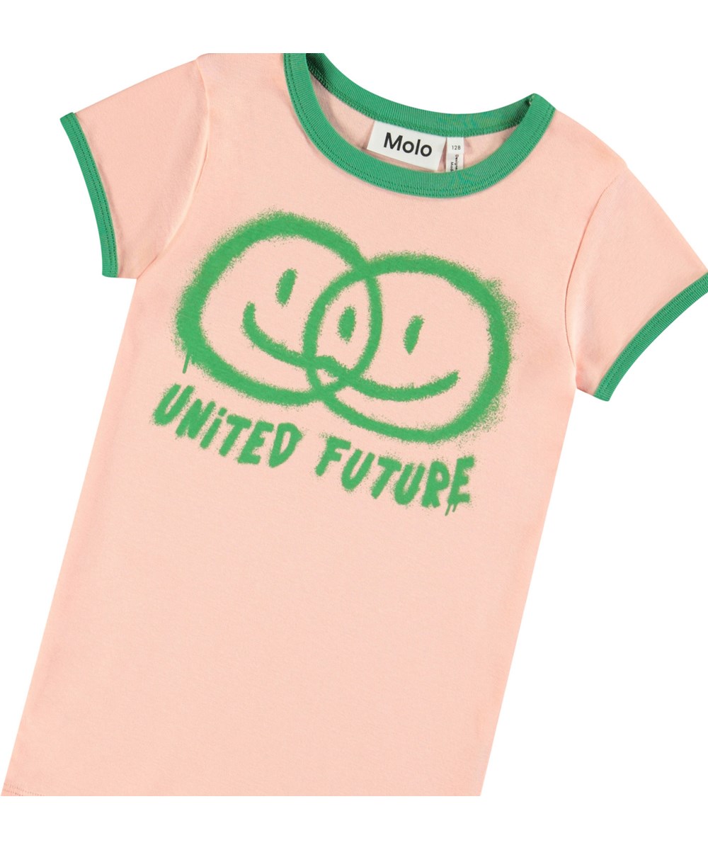 Rhiannon - Peach - Lichtoranje kinder t-shirt met print in zacht biologisch katoen met groene boord rond de mouwen en hals