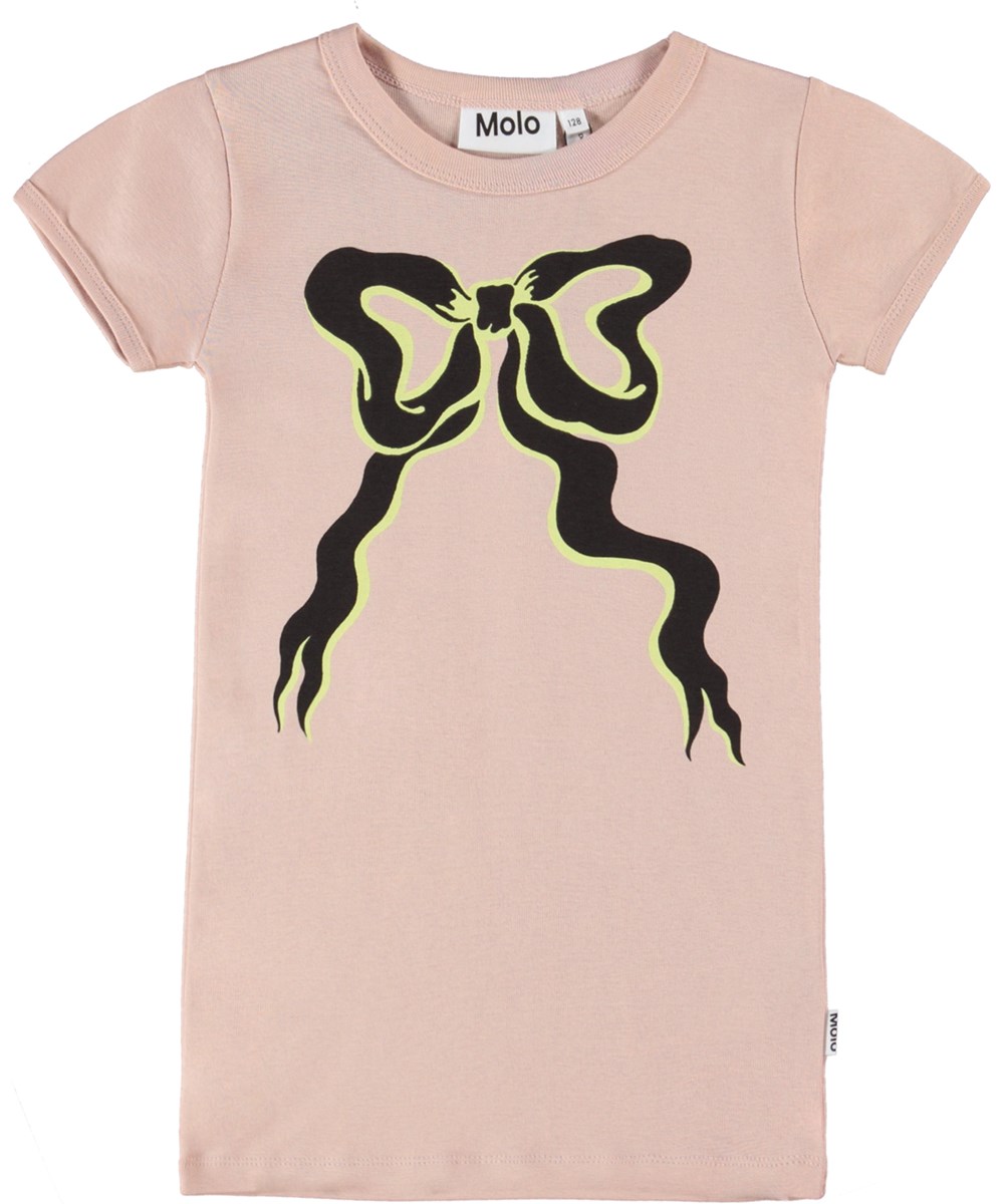 Rhiannon - Petal Blush - Roze t-shirt van biologisch katoen met zwarte strikprint.
