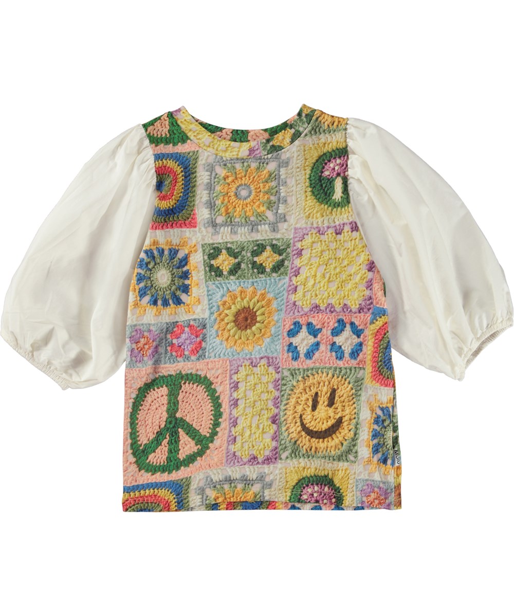 Rica - Crochet Vibe - Veelkleurige biologische top met een print van haakpatronen met pofmouwen