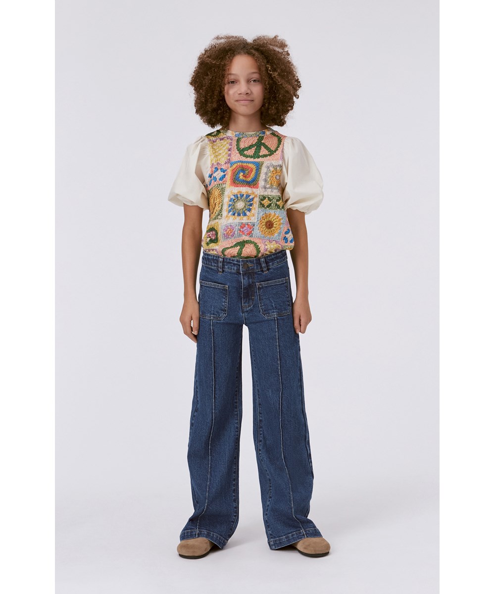 Rica - Crochet Vibe - Veelkleurige biologische top met een print van haakpatronen met pofmouwen