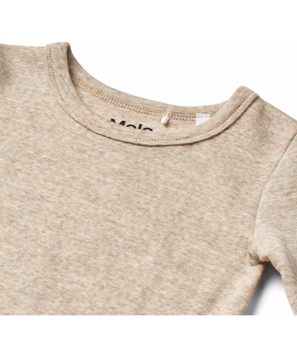Rihanna Wool - Oatmeal Melange - Beige gemêleerde longsleeve voor kinderen gemaakt van zachte merinowol in een aansluitende pasvorm met een ronde hals en babylock-details rond de mouwen en taille.