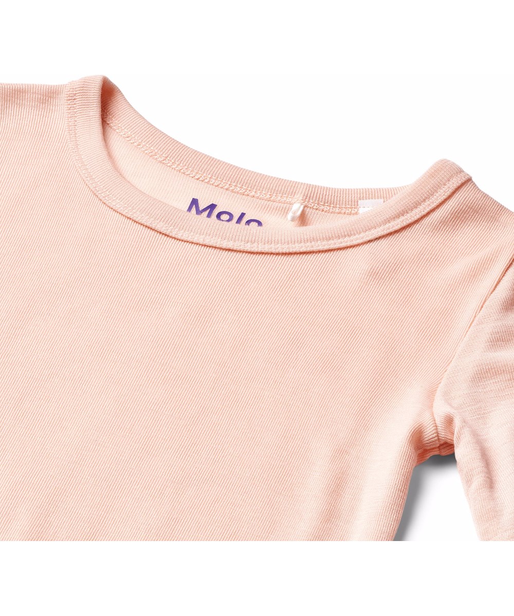 Rihanna Wool - Rose Cloud - Roze gemêleerde longsleeve voor kinderen gemaakt van zachte merinowol in een aansluitende pasvorm met een ronde hals en babylock-details rond de mouwen en taille.