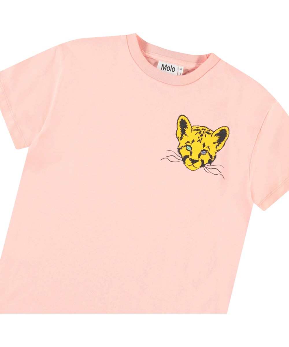 Riley - We Love Nature - Roze kinder t-shirt met print in zacht biologisch katoen met korte mouwen en ribboord rond de hals.