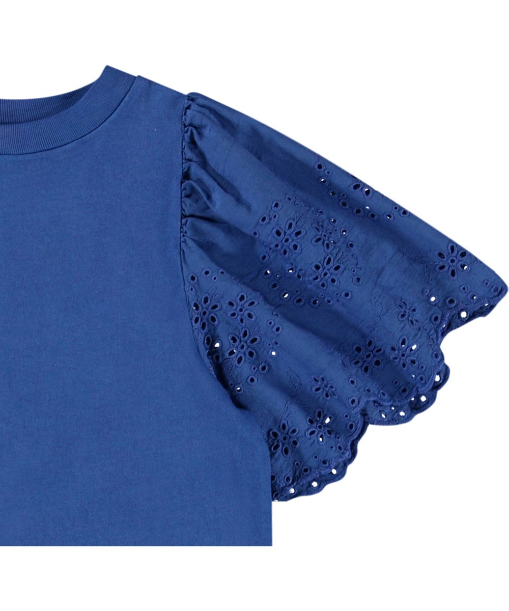 Ritza - Blue Marcaw - Donkerblauwe kinder t-shirt in zacht biologisch katoen met ribboord rond de hals en vlindermouwen met Engels kant.