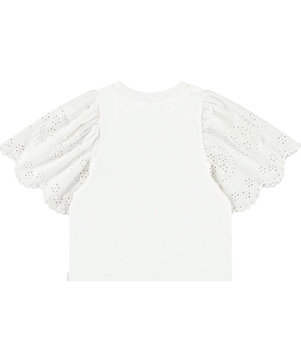 Ritza - Crisp White - Wit kinder t-shirt in zacht biologisch katoen met ribboord rond de hals en vlindermouwen met Engels kant.