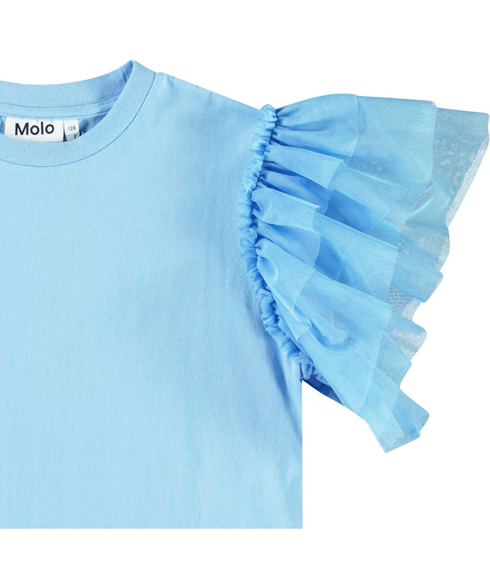 Robyn - Day Sky - Lichtblauw kinder t-shirt van zacht biologisch katoen met ribboord rond de hals en mouwen met tule.