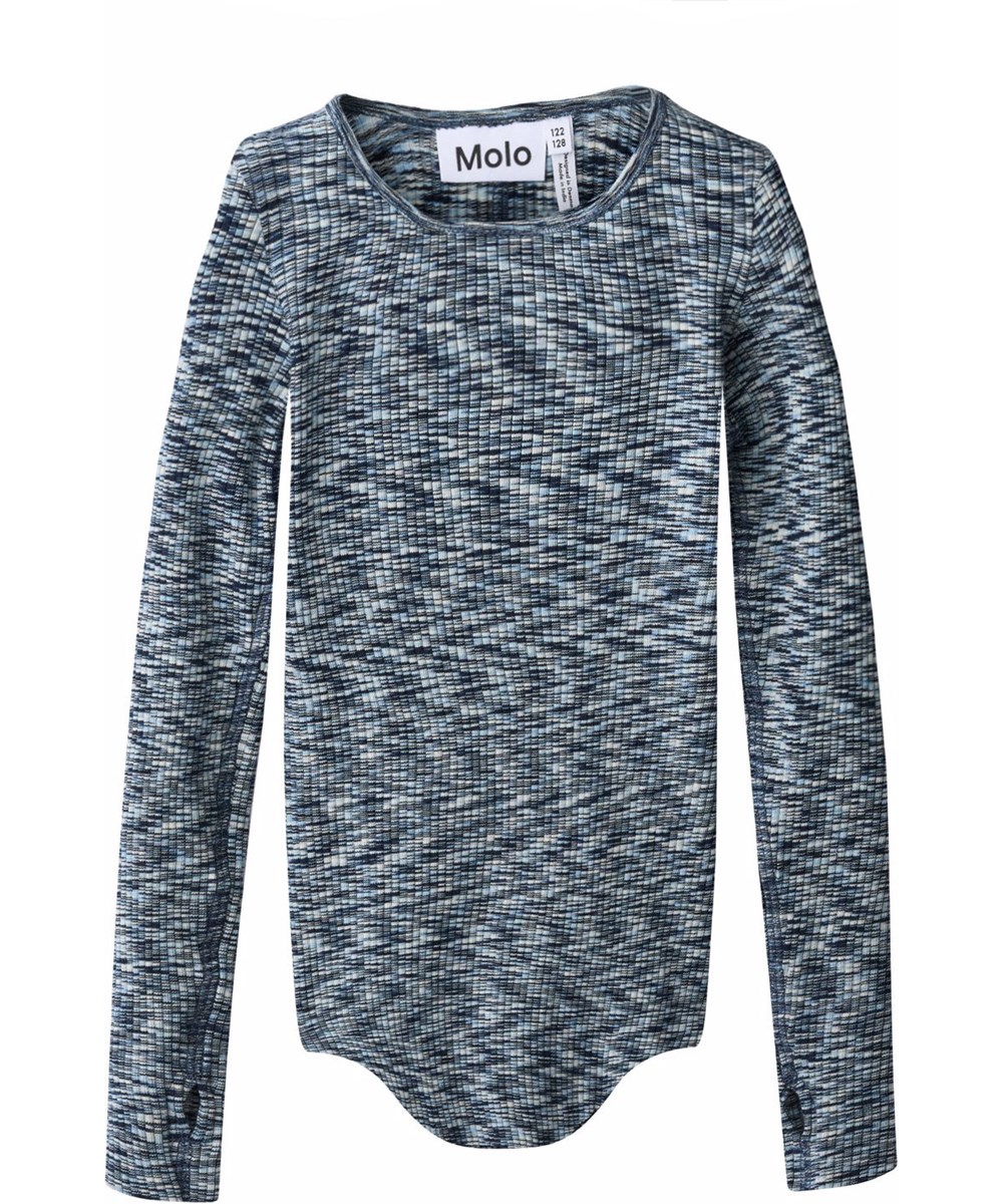 Rochelle - Blue Mouliné - Longsleeve voor kinderen gemaakt van rekbaar biologisch katoenen ribstof in een aansluitende pasvorm met een ronde hals en onbewerkte boorden rond de mouwen met duimgaten. De longsleeve is geweven in blauwe en witte kleuren die een mooi patroon vormen.