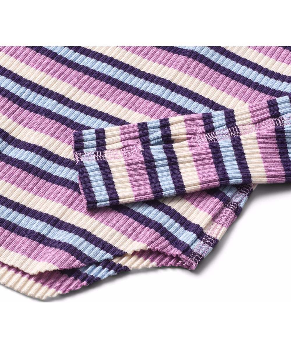Rochelle - Cosmic Stripe - Gestreepte longsleeve voor kinderen gemaakt van rekbaar biologisch katoenen ribstof in een aansluitende pasvorm met een ronde hals en onbewerkte boorden rond de mouwen met duimgaten.
