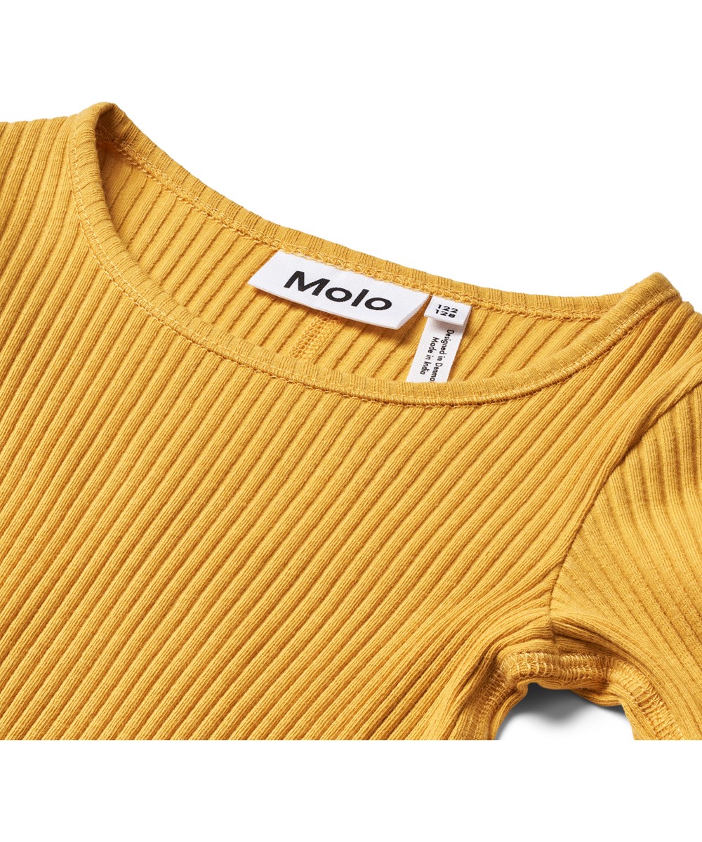 Rochelle - Energy - Gele longsleeve voor kinderen gemaakt van rekbaar biologisch katoenen ribstof in een aansluitende pasvorm met een ronde hals en onbewerkte boorden rond de mouwen met duimgaten.