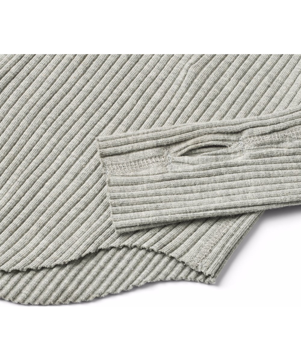 Rochelle - Grey Melange - Grijze longsleeve voor kinderen gemaakt van rekbaar biologisch katoenen ribstof in een aansluitende pasvorm met een ronde hals en onbewerkte boorden rond de mouwen met duimgaten.