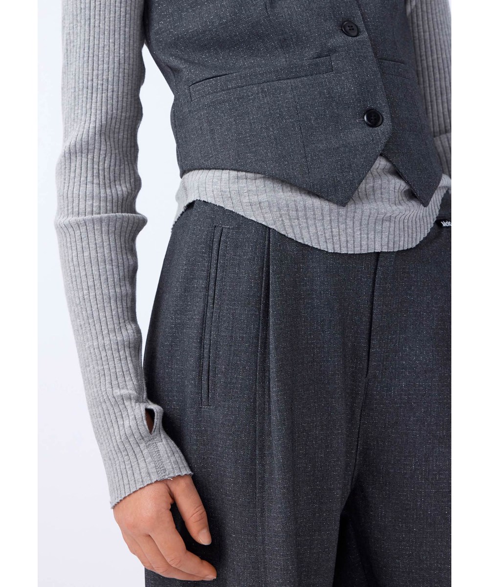 Rochelle - Grey Melange - Grijze longsleeve voor kinderen gemaakt van rekbaar biologisch katoenen ribstof in een aansluitende pasvorm met een ronde hals en onbewerkte boorden rond de mouwen met duimgaten.