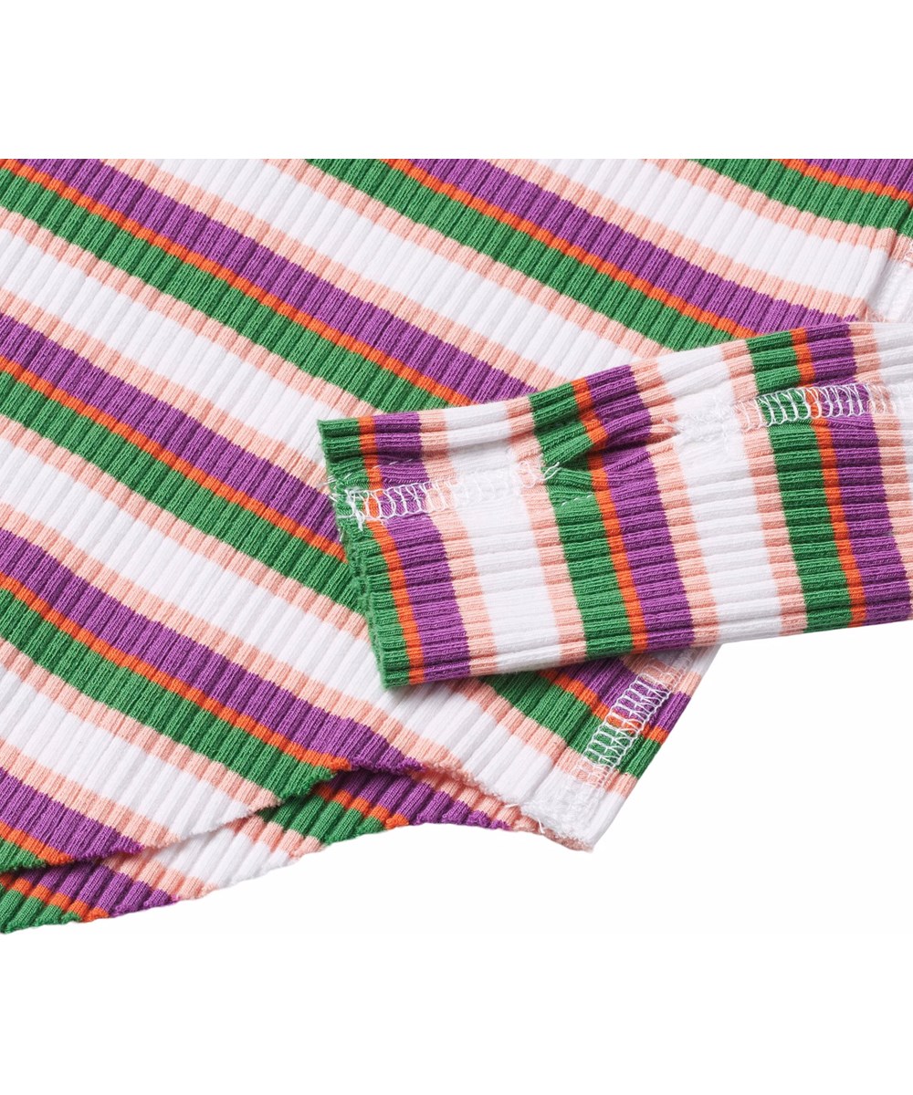 Rochelle - Jungle Stripe - Kleurrijke gestreepte aansluitende kinder longsleeve van elastisch biologisch katoenen ribstof met ronde hals en onafgewerkte boorden aan beide mouwen met duimgaten.