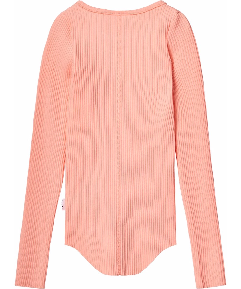 Rochelle - Peach - Lichtoranje aansluitende kinder longsleeve van elastisch biologisch katoenen ribstof met ronde hals en onafgewerkte boorden aan beide mouwen met duimgaten.