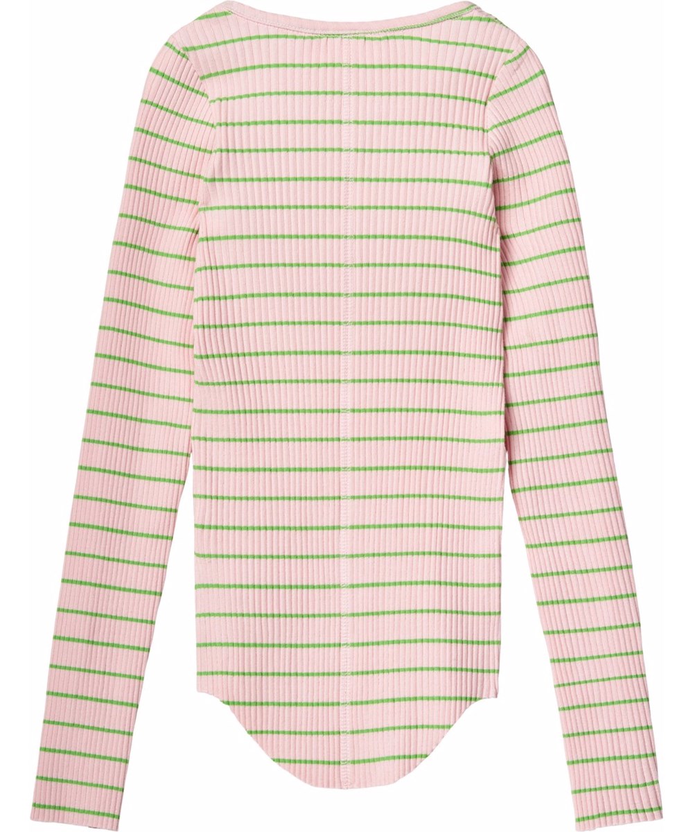 Rochelle - Pink Vibes - Roze en groene gestreepte aansluitende kinder longsleeve van elastisch biologisch katoenen ribstof met ronde hals en onafgewerkte boorden aan beide mouwen met duimgaten.