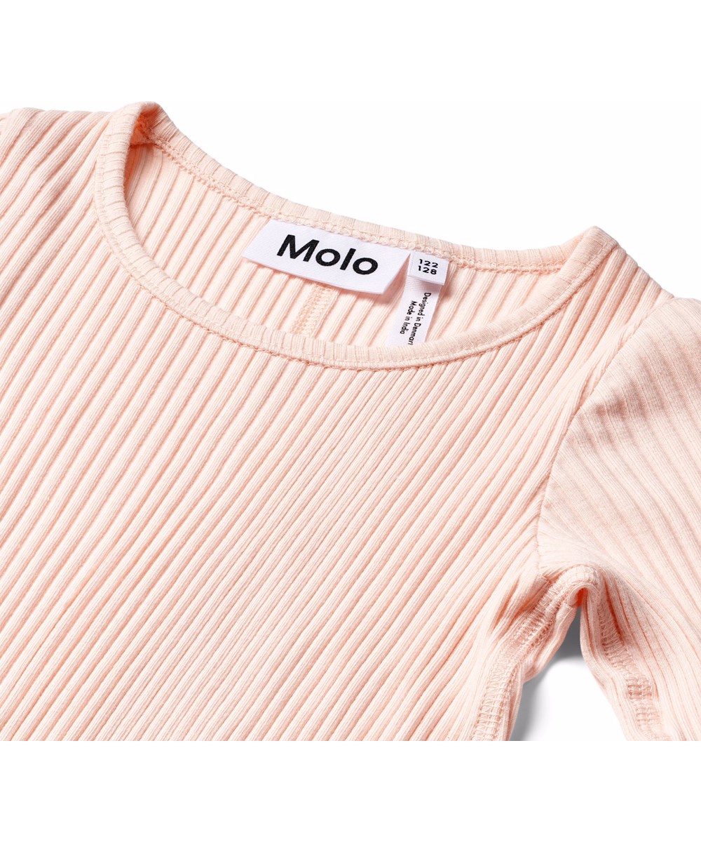Rochelle - Rose Hips - Roze longsleeve voor kinderen gemaakt van rekbaar biologisch katoenen ribstof in een aansluitende pasvorm met een ronde hals en onbewerkte boorden rond de mouwen met duimgaten.