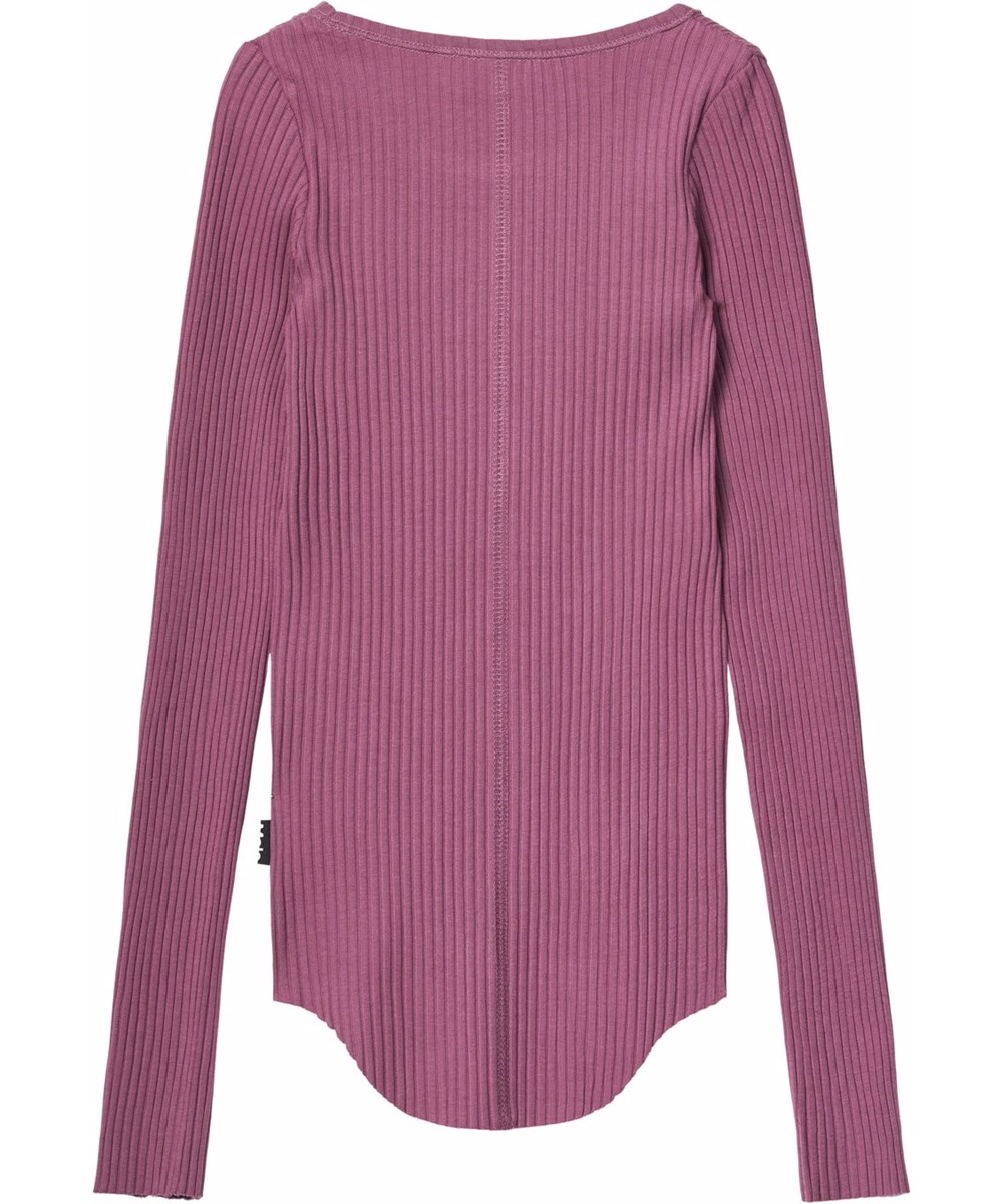 Rochelle - Tulip - Paarse aansluitende kinder longsleeve van elastisch biologisch katoenen ribstof met ronde hals en onafgewerkte boorden aan beide mouwen met duimgaten.