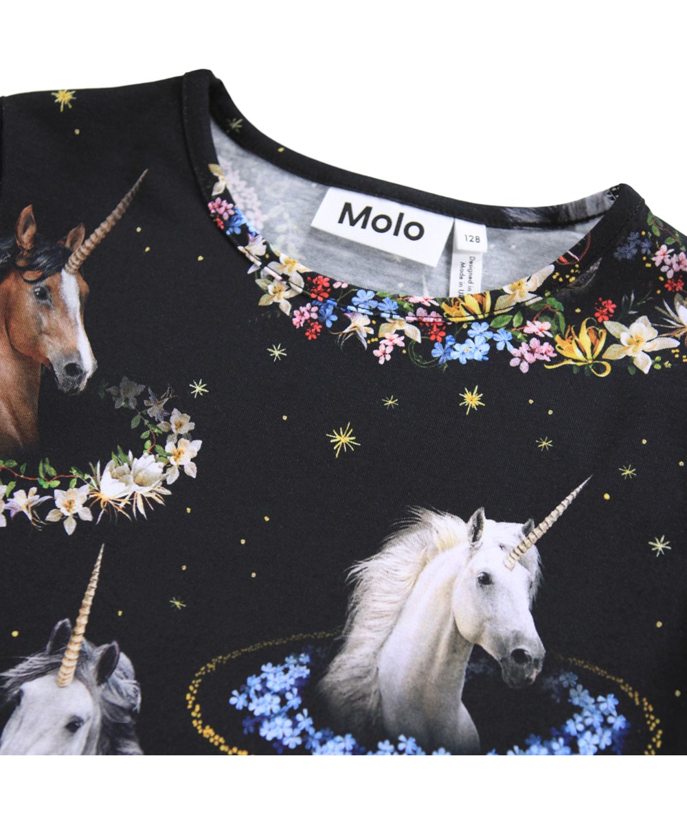 Rose - Magical Galaxies - Zwarte longsleeve voor kinderen gemaakt van biologisch katoen met een ronde hals en een mooi afgewerkte boord.